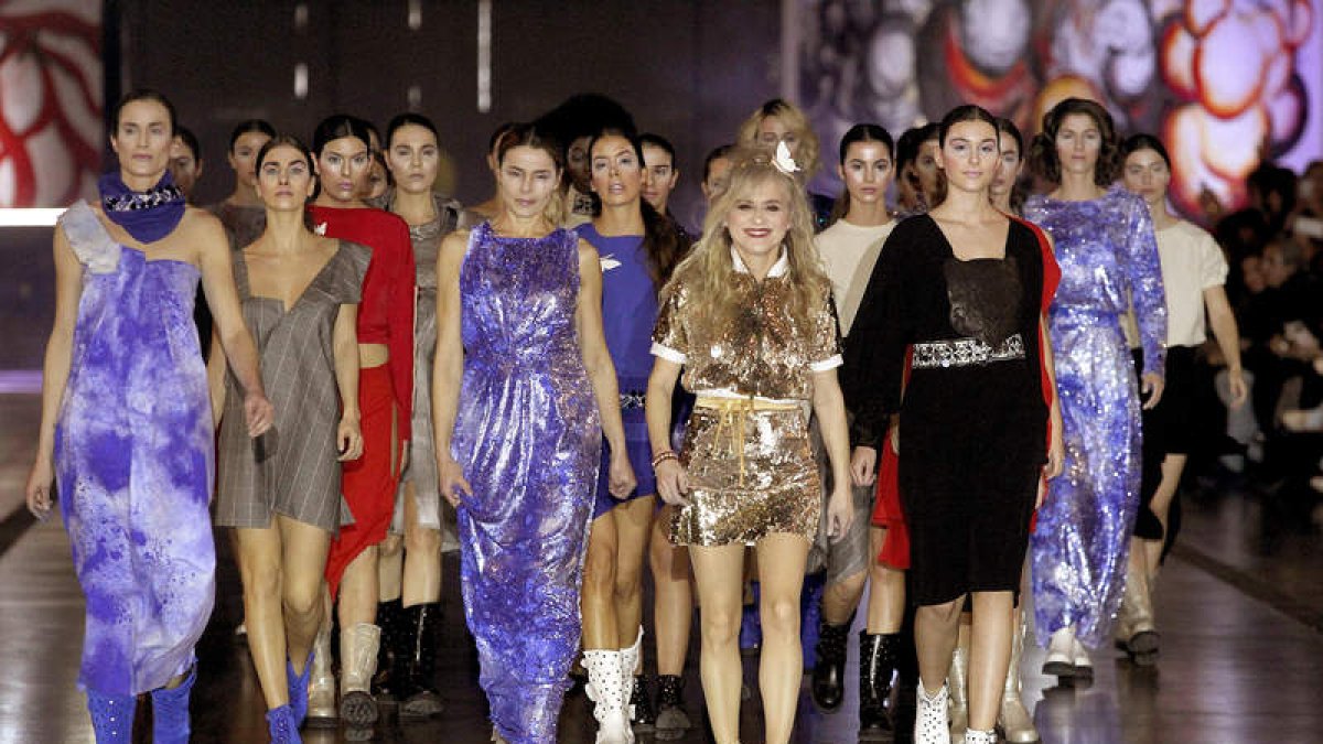 María Lafuente, al frente de las modelos que desfilaron con su nueva colección. RAQUEL P. VIECO