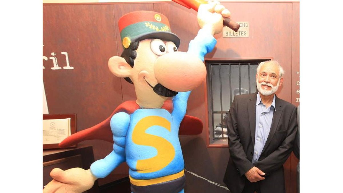 El dibujante Jan junto a su creación, Superlópez.