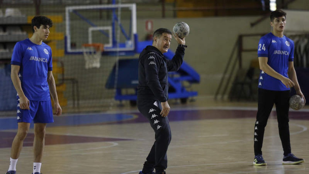 Cadenas da instrucciones a sus jugadores en un entrenamiento en el Palacio de Deportes. FERNANDO OTERO