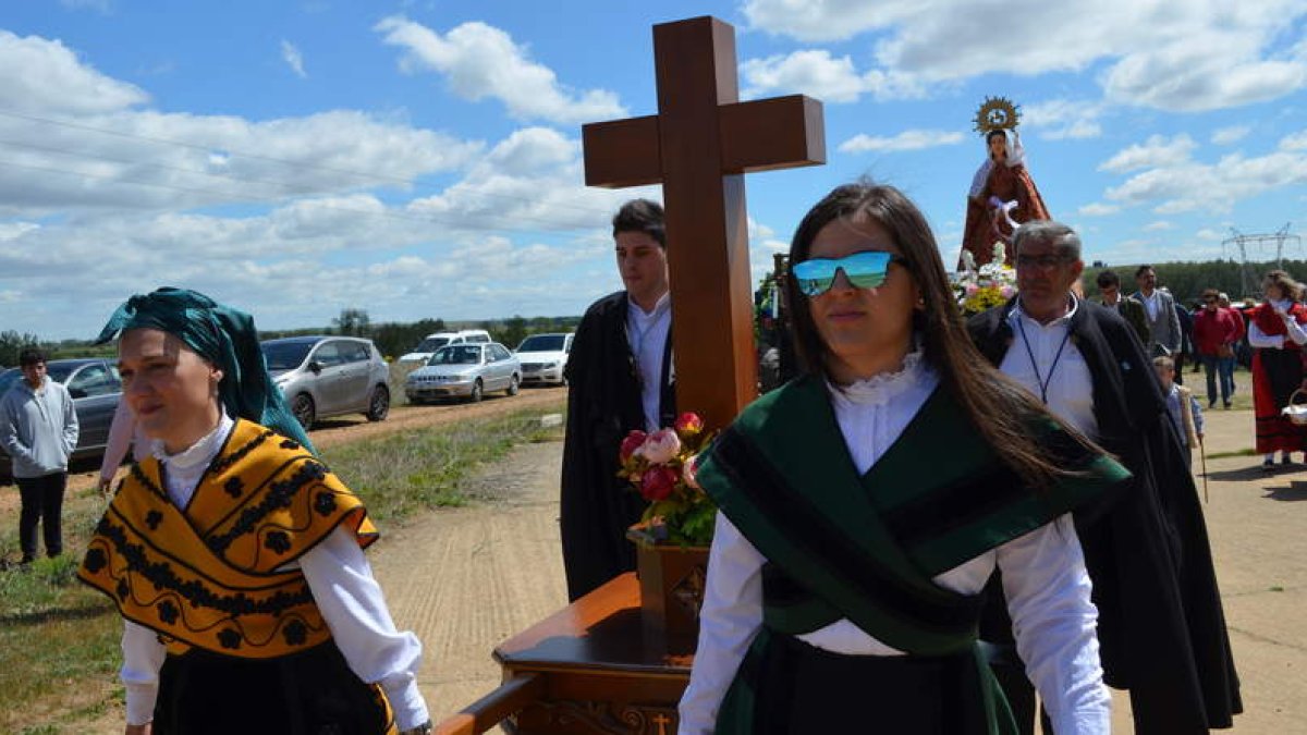 Distintas imágenes de la romería de Santa Cruz ayer con la llegada de la Virgen del Rosario a la ermita de Otero. MEDINA