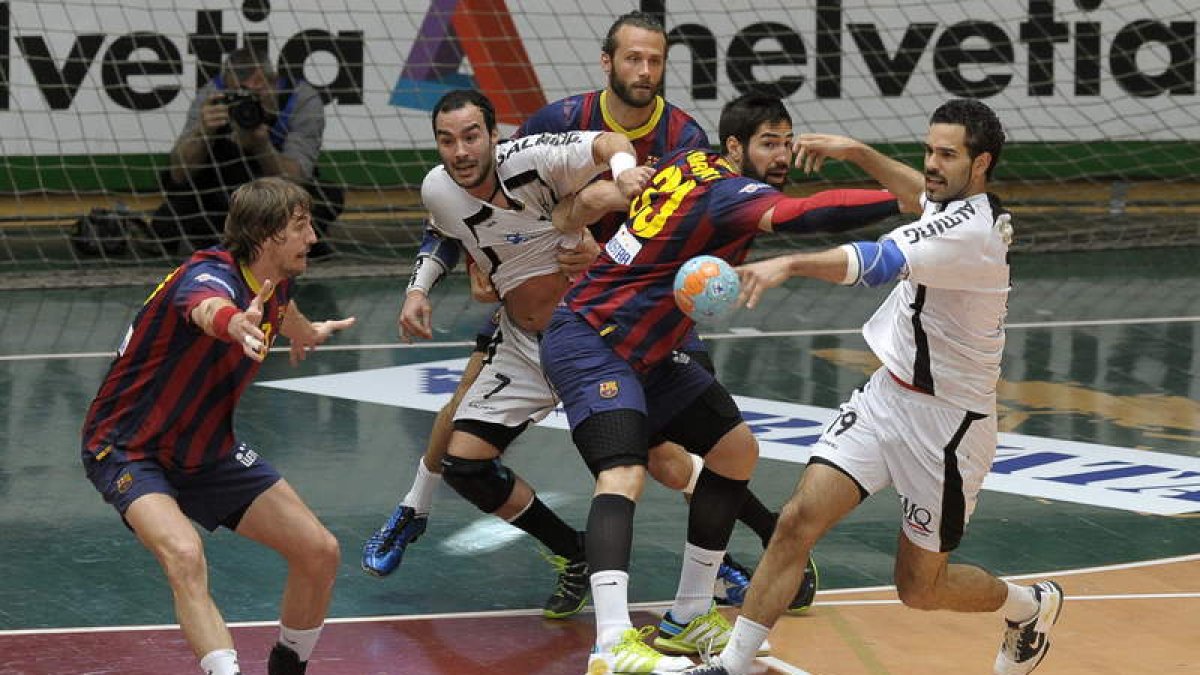 La victoria del Barça en Pamplona beneficia al Ademar.