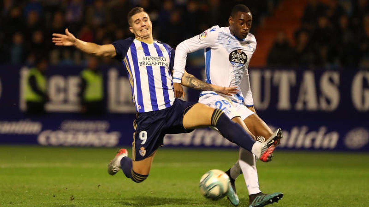 El delantero de la SD Ponferradina Álex Aizpuru Kaxe durante el partido de Liga de Segunda División disputado en El Toralín.