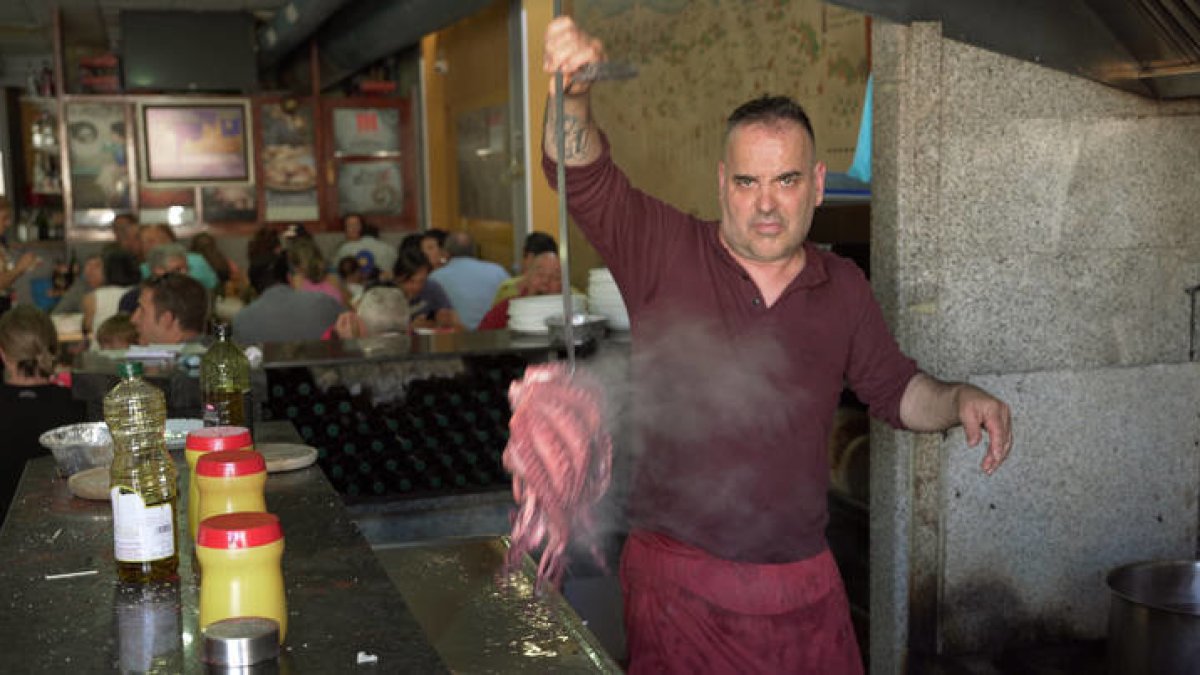 Jorge Pereiro de Villablino, encargado de preparar el pulpo en la pulpería Ezequiel en Melide (La Coruña). E. MARGARETO