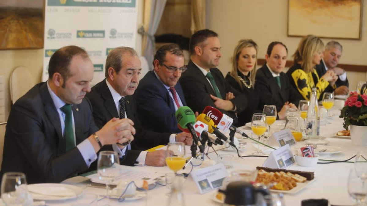 Alejandro Hidalgo y Cipriano García, a la izquierda, durante la presentación de resultados ayer. RAMIRO