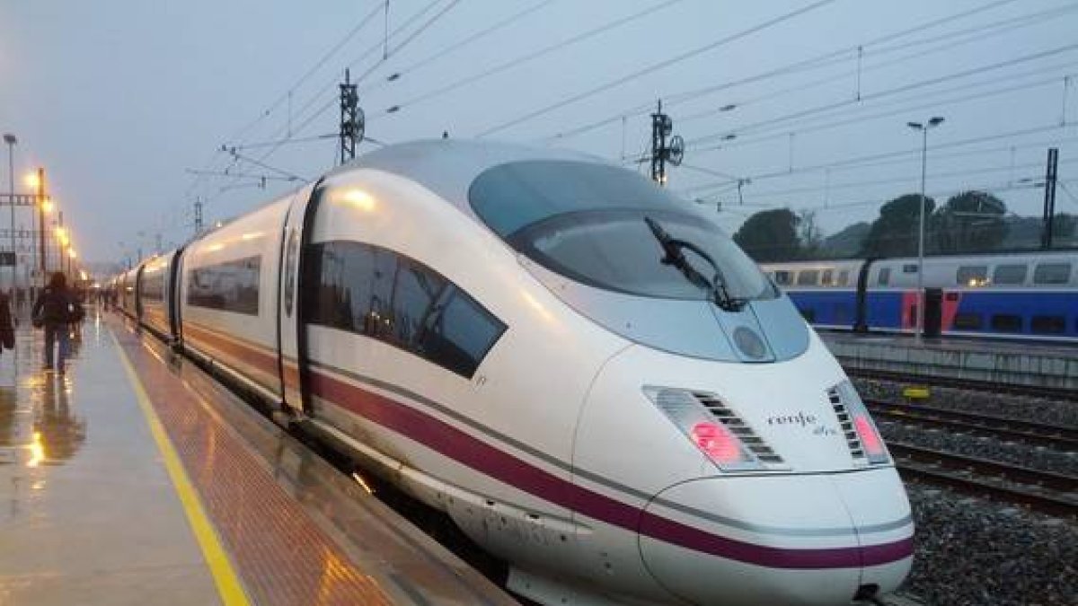 El AVE, a su llegada a la estación de Figueres, este miércoles.