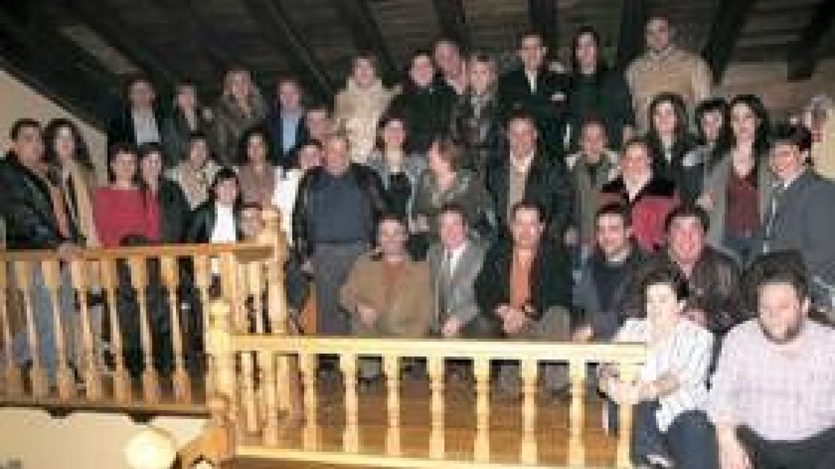 Socios asistentes a la cena anual de El Menestral en la bodega Itariegos de Villagallegos