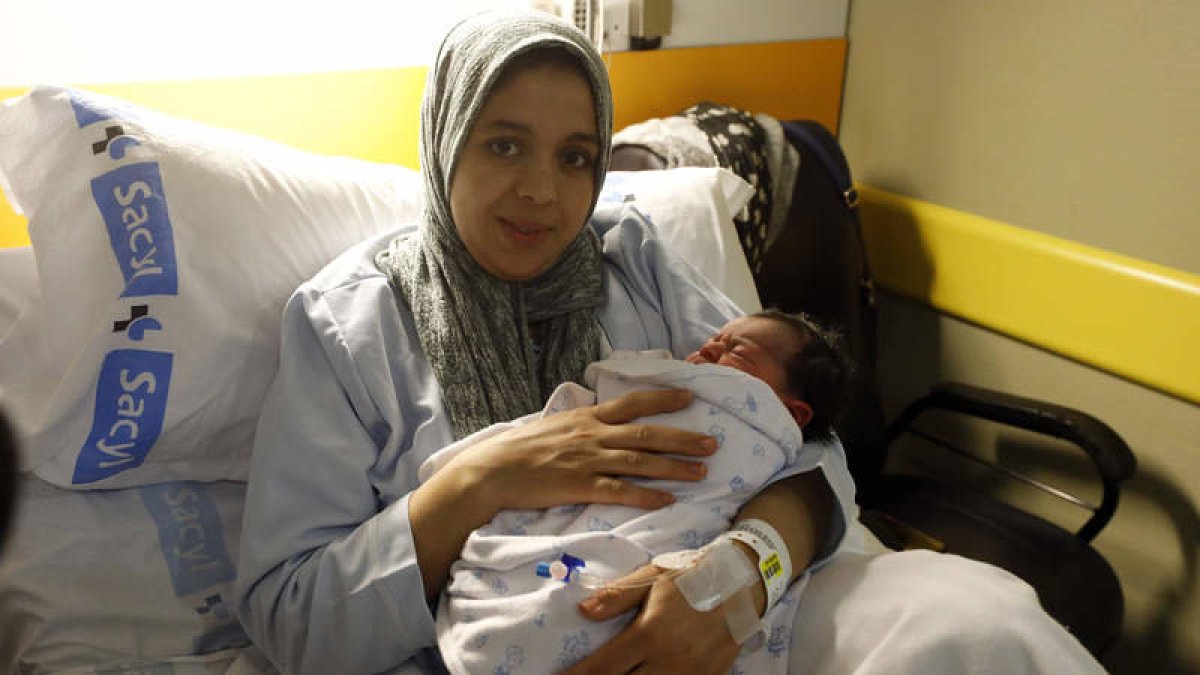 Ghzala Nanounni, una marroquí de 24 años, es la madre de la primera leonesa de 2020, Amina que pesó 4,080 gramos al nacer.