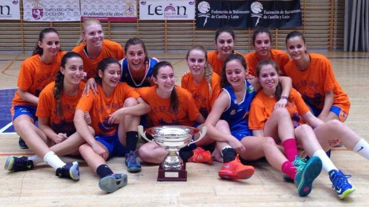 Las jugadoras del Aros León Cuna del Parlamentarismo con el trofeo que las acredita como campeonas
