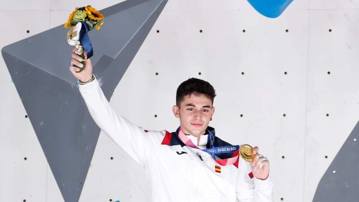 Alberto Ginés en el podio con su presea de oro lograda en el estreno olímpico de la escalada. TOSIDIS