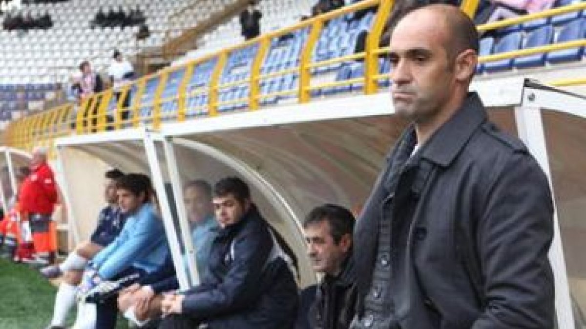 Alberto Monteagudo, con gesto serio sigue el partido.