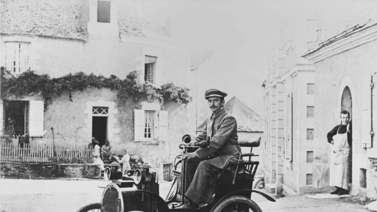 «Premio de la Montaña… de Montmartre». Louis Renault, al volante del Tipo A (1898), ‘coronando’ por la parisina calle Lepic; la voiturette comenzaba a forjar los sueños… o.