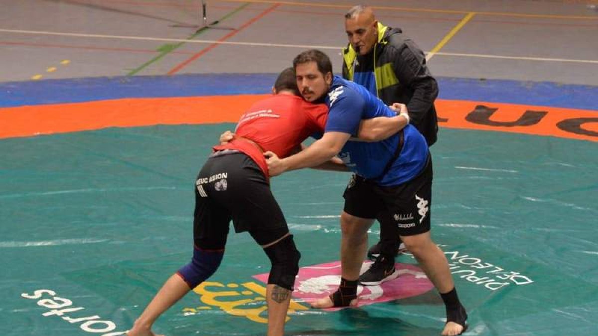 Los luchadores Aitor Fernández y Álvaro Quiñones, durante su combate. DL