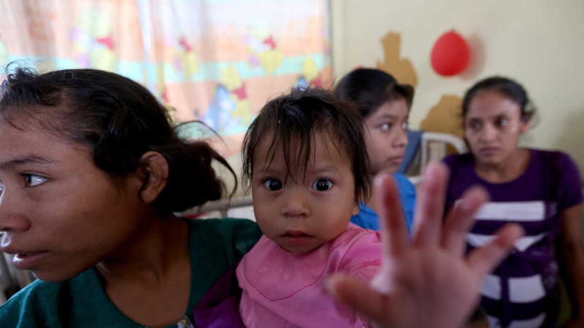 Una familia de Guatemala en el centro de atención nutricional de Jocotán. ESTEBAN VIVA