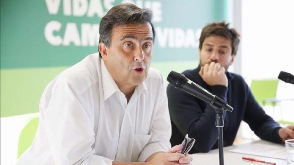 Vera, con Íñigo Macías, a su derecha, el responsable de investigación de Oxfam Intermón.