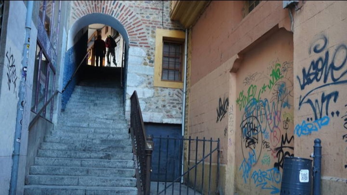 Escaleras de la Plaza Mayor de León. J. NOTARIO