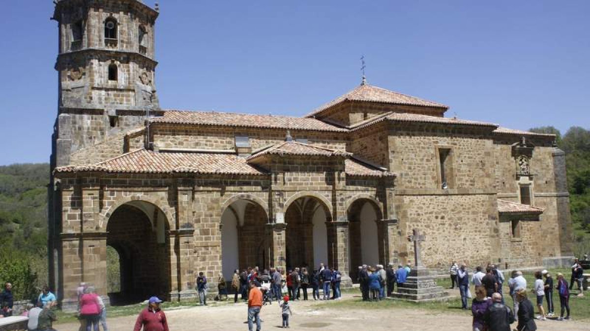 La cubierta del santuario recupera una nueva imagen y limpiezas tras la obras. CAMPOS