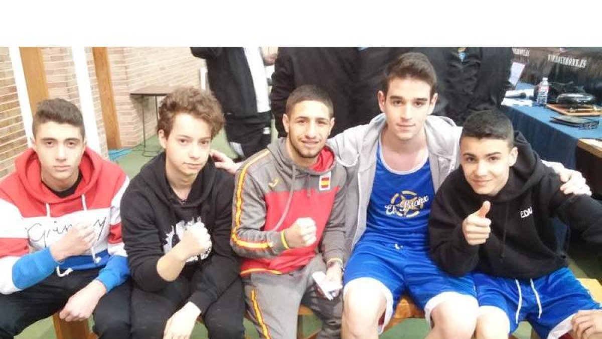 El equipo del 1664 Fight Club con la estrella española de los pasados Juegos, Samuel Carmona. DL