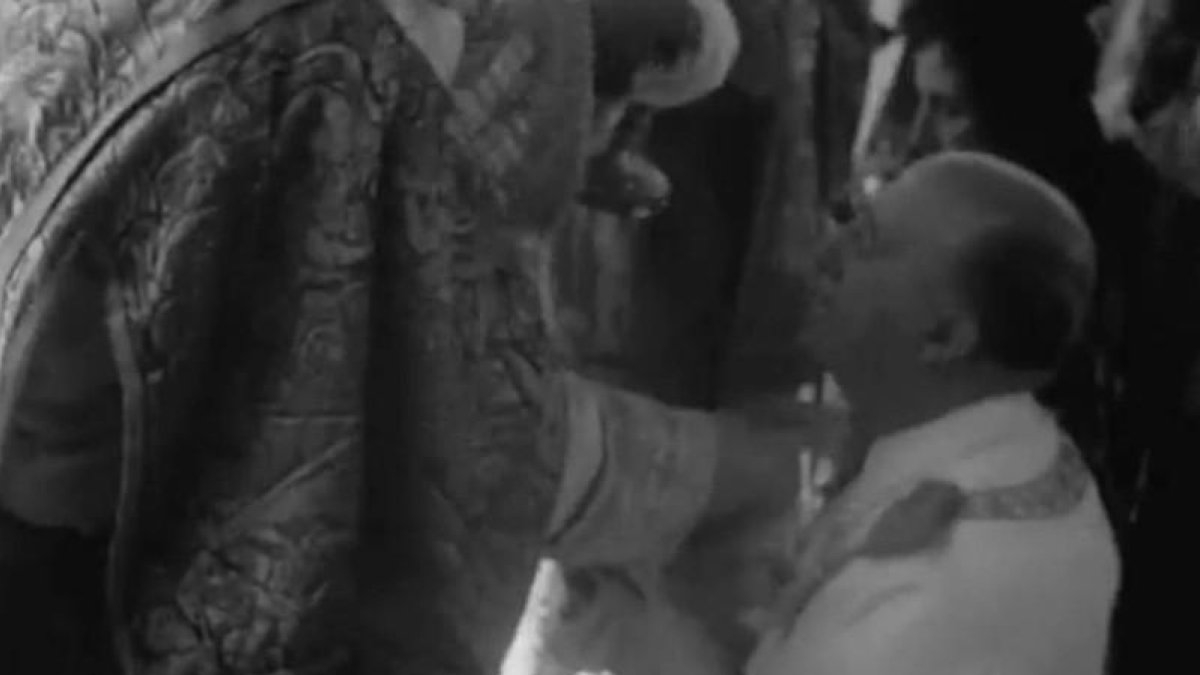 Franco comulgando en la clausura del Congreso Eucarístico celebrado en León. En la misa se usó el cáliz de Doña Urraca, ahora el Grial