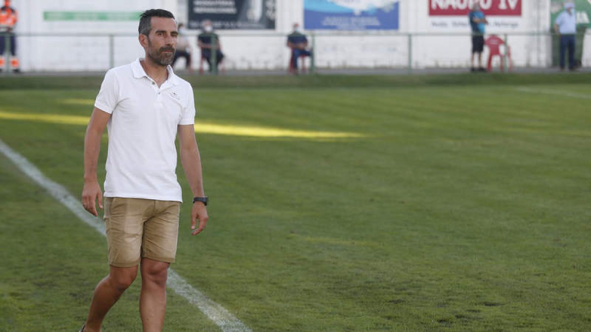 Chuchi Jorqués buscará su primera victoria oficial con el Atlético Astorga. FERNANDO OTERO