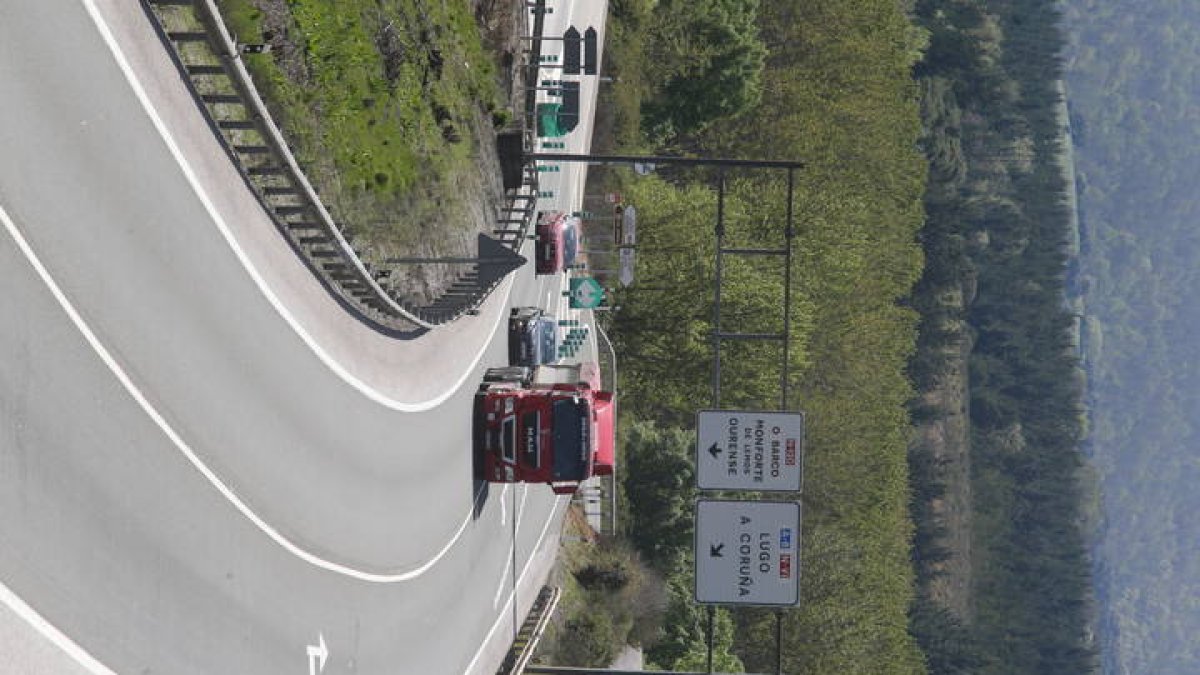 Villamartín de la Abadía, justo donde se dividen las carreteras que van hacia Galicia por Villafranca y Valdeorras y donde empezaría la autovía A-76. l. de la mata