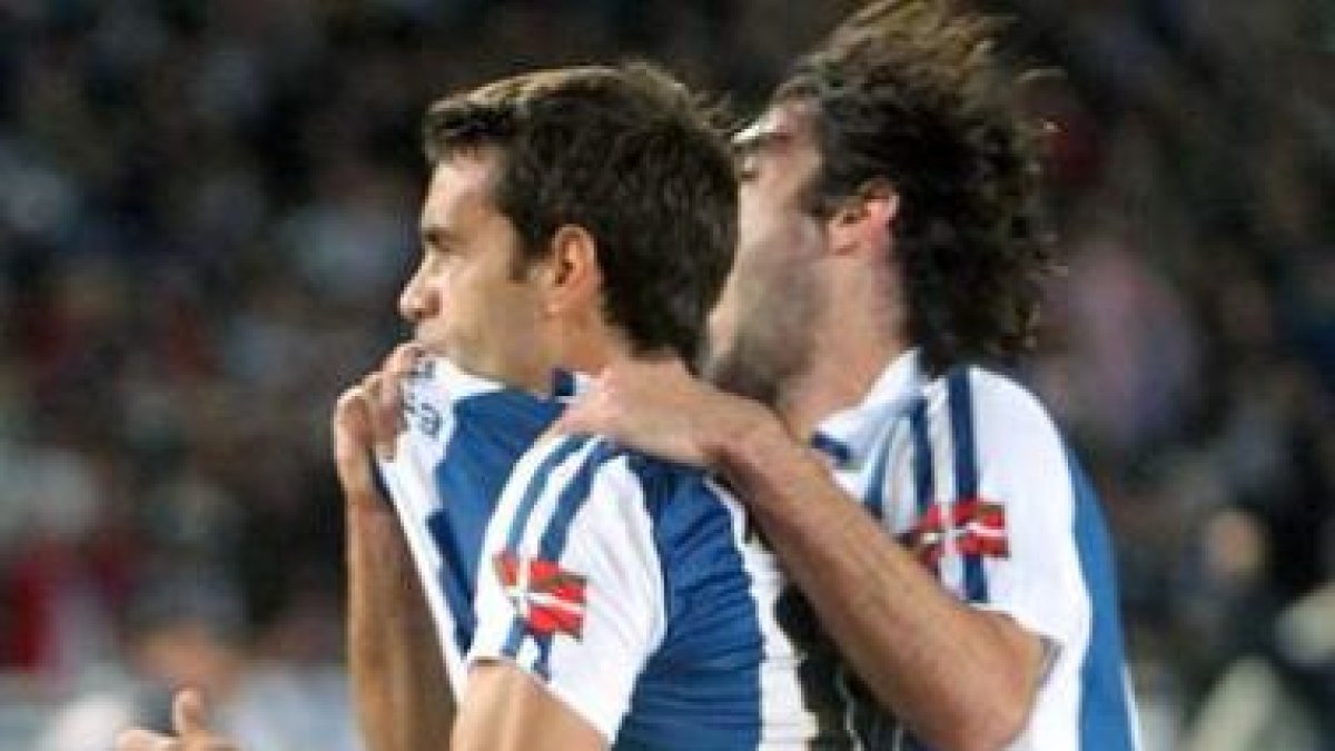 El centrocampista de la Real Xabi Prieto celebra el gol conseguido ante el Athletic de Bilbao.