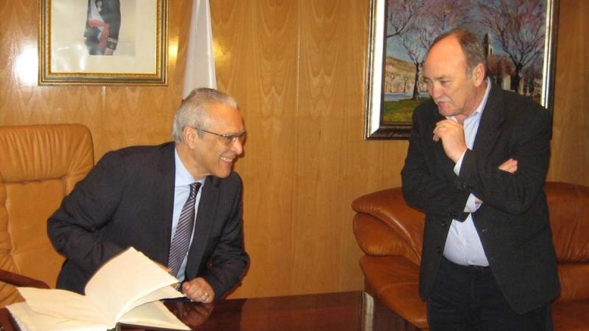 Mario Ferreira, tras firmar en el libro de honor, junto al alcalde de Bembibre, Otero.