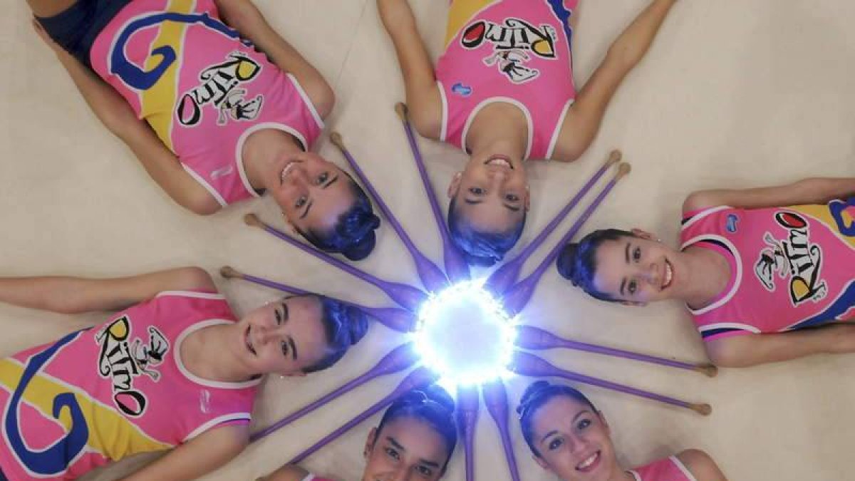 Las gimnastas del Ritmo, con Carolina Rodríguez a la cabeza, posan con las mazas luminosas.