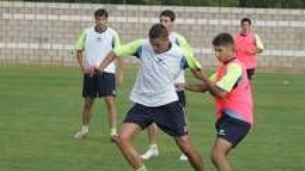 Varios jugadores de la Cultural en el entrenamiento de ayer