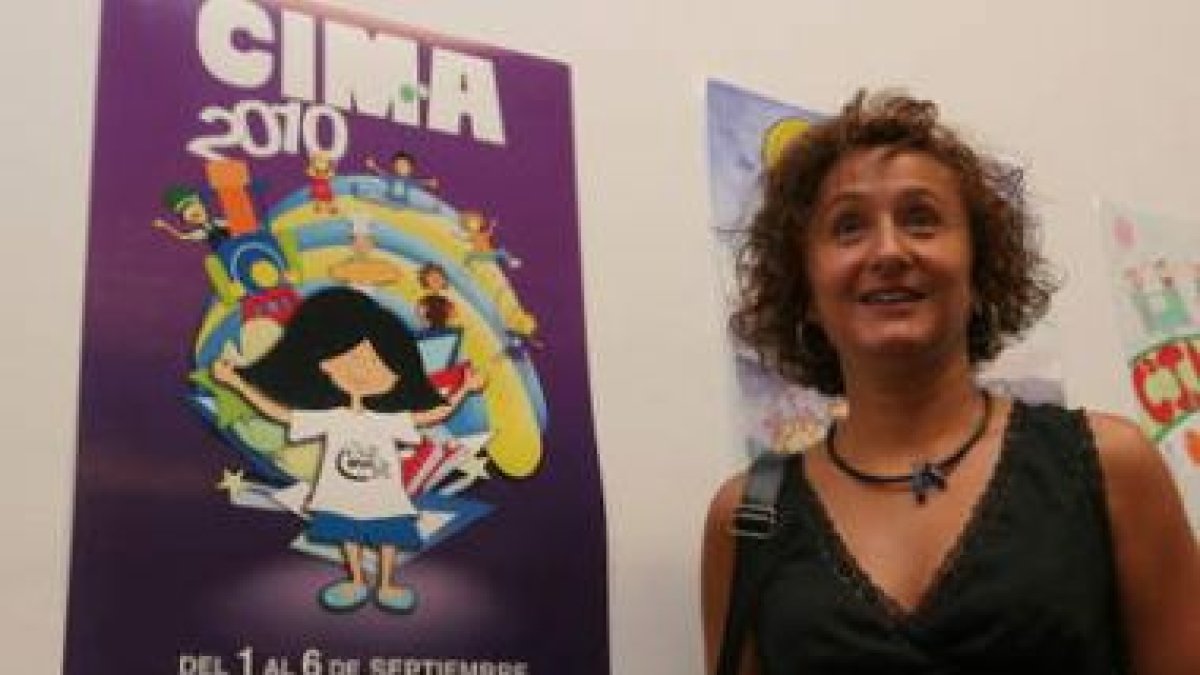 La edil de Cultura de Ponferrada posó ayer junto al cartel ganador.