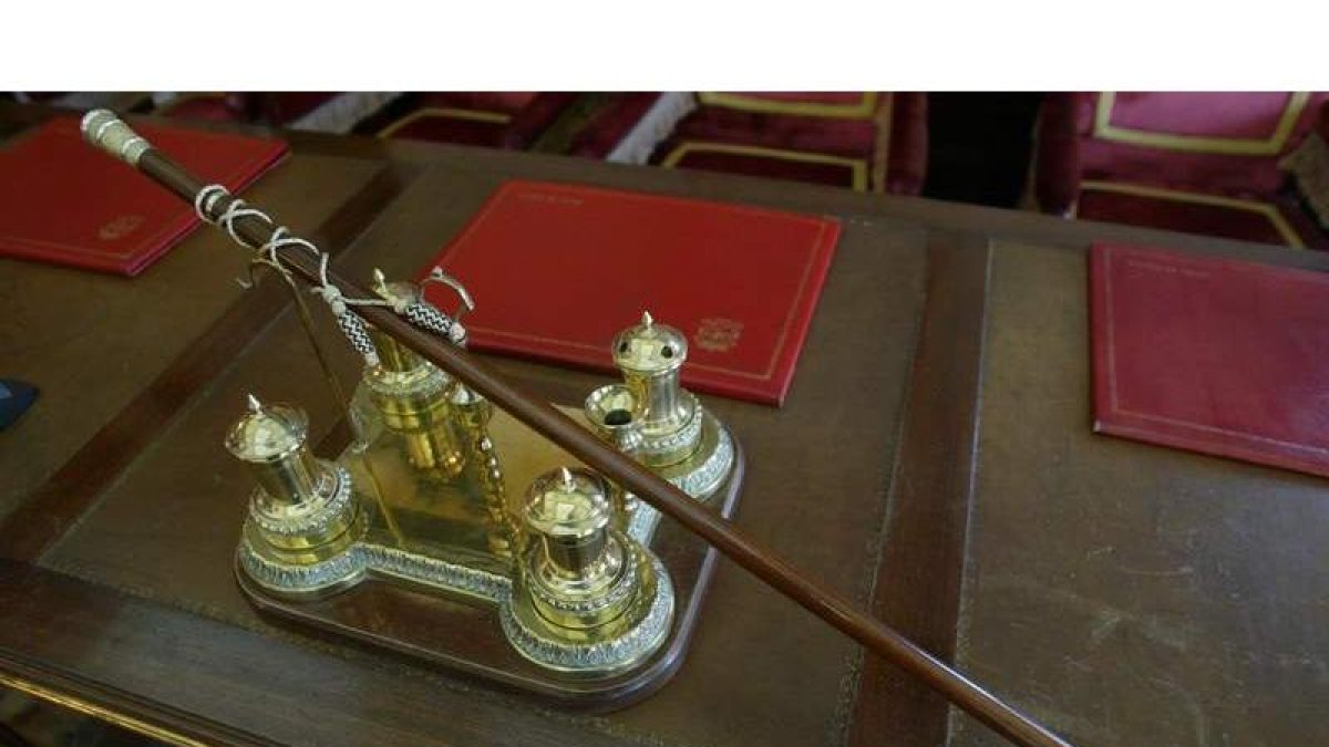 Bastón de mando de un alcalde, 40 de los 349 diputados actuales quieren llevarlo tras el 28-M. RAMIRO