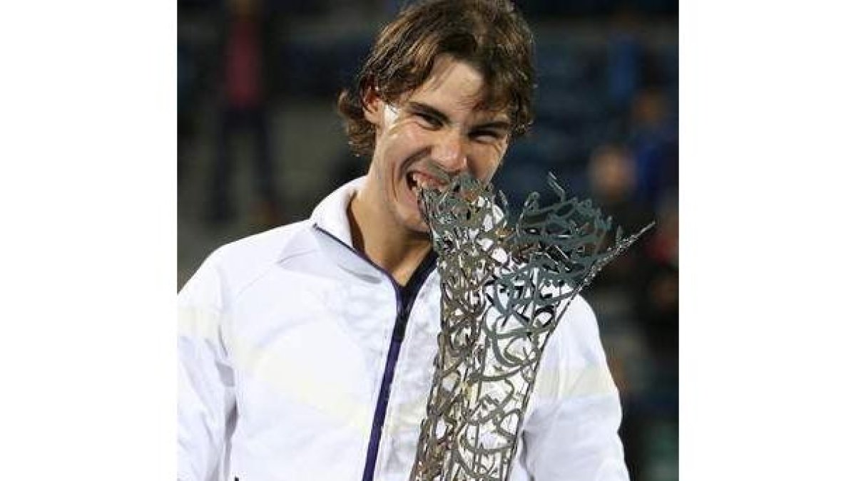 Rafael Nadal muerde el trofeo que le acredita como campeón.