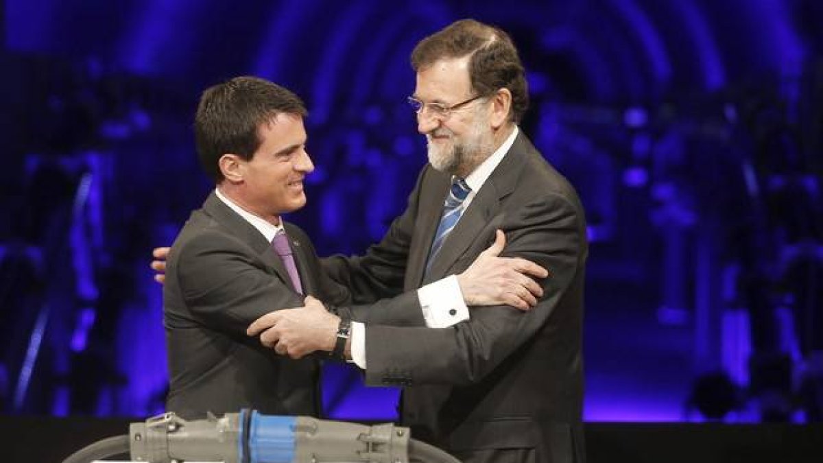 El presidente del Gobierno, Mariano Rajoy, saluda al primer ministro francés, Manuel Valls, en el acto de inauguración de la nueva línea eléctrica entre España y Francia.