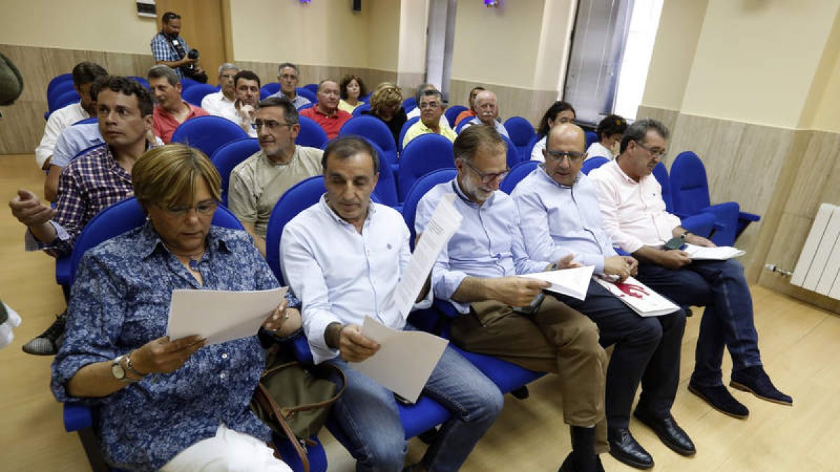 Los alcaldes de Acom se reunieron ayer en La Robla. MARCIANO PÉREZ