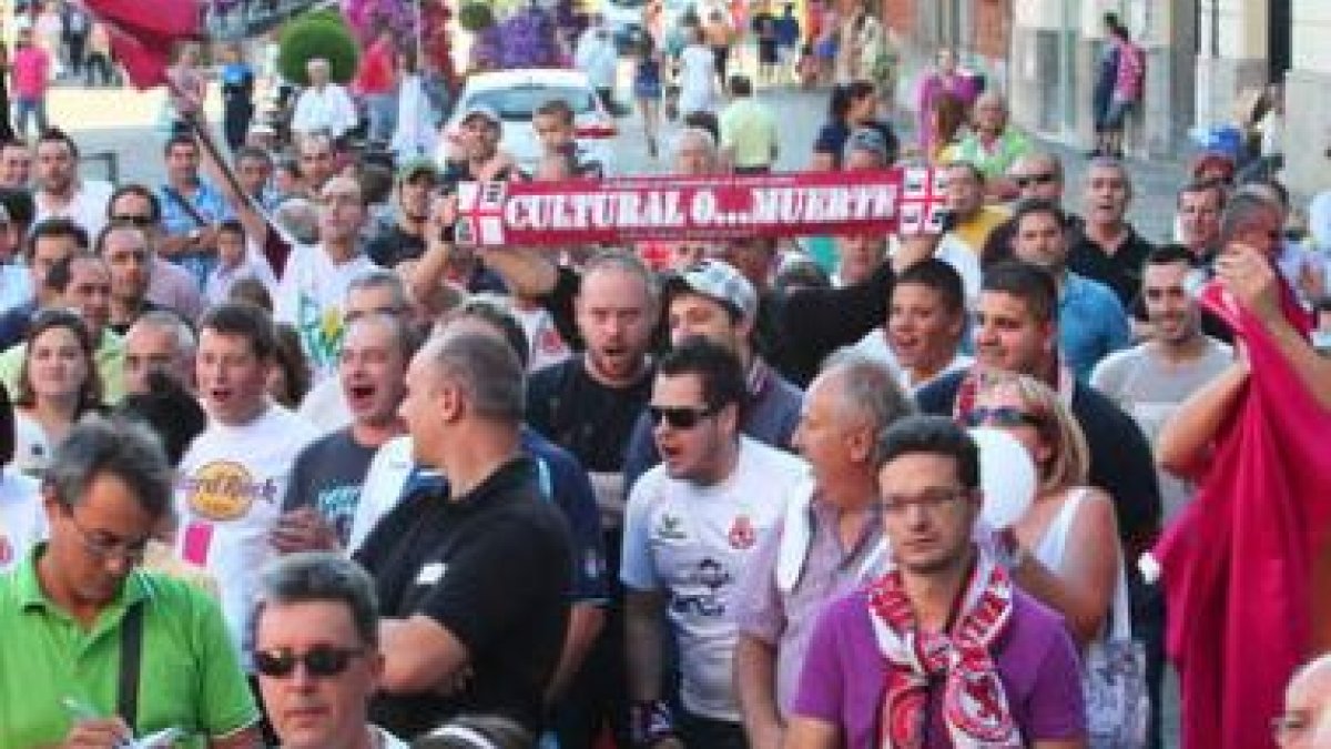 Los incondicionales de la Cultural se concentraron a favor de su club, próximo a cumplir 88 años.