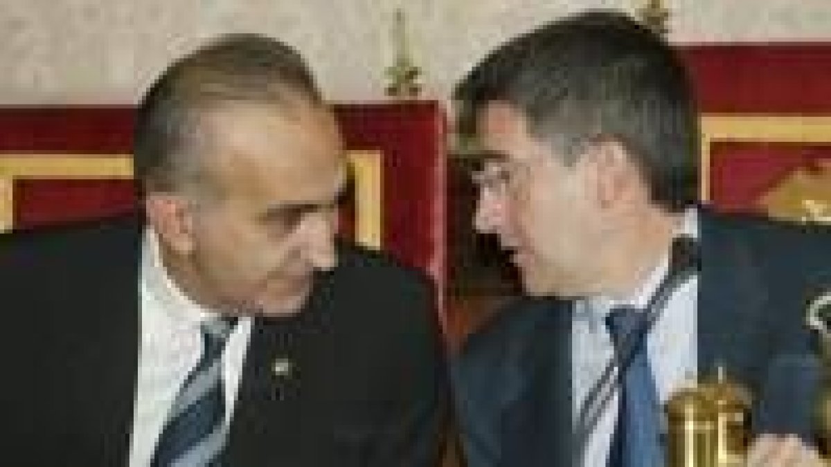 José María Rodríguez de Francisco y el alcalde, durante el último Pleno municipal