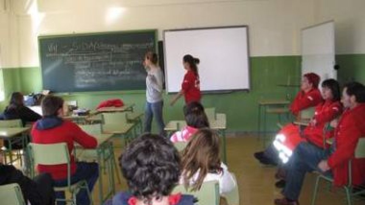 Los voluntarios de Cruz Roja, en el momento de impartir uno de los talleres