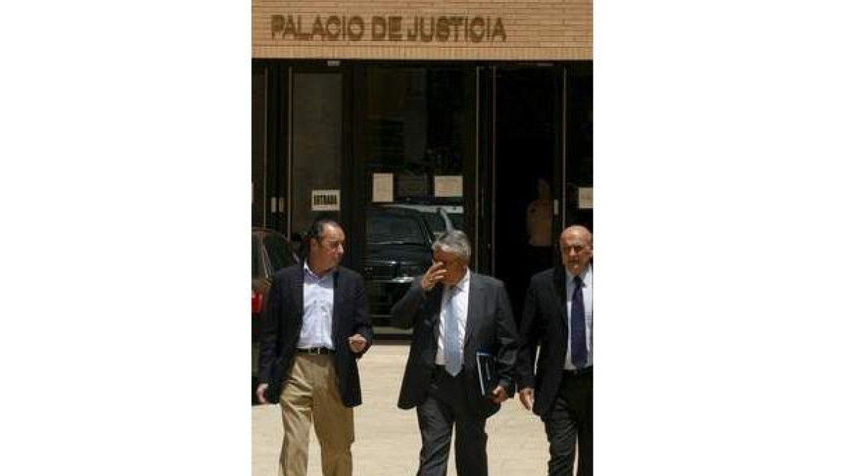 Ripoll, acompañado de sus abogados, sale de los juzgados.