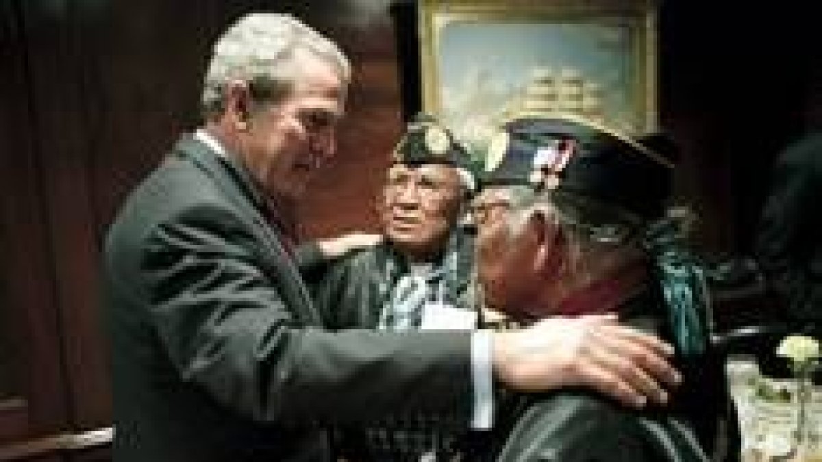 Bush, con dos veteranos de la II Guerra Mundial en la Casa Blanca