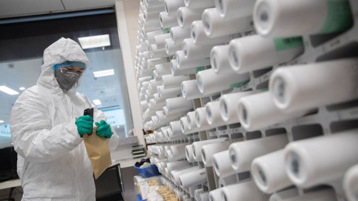 Un miembro de un equipo de investigadores que trabaja en la búsqueda de una vacuna, en Wuhan. YFC