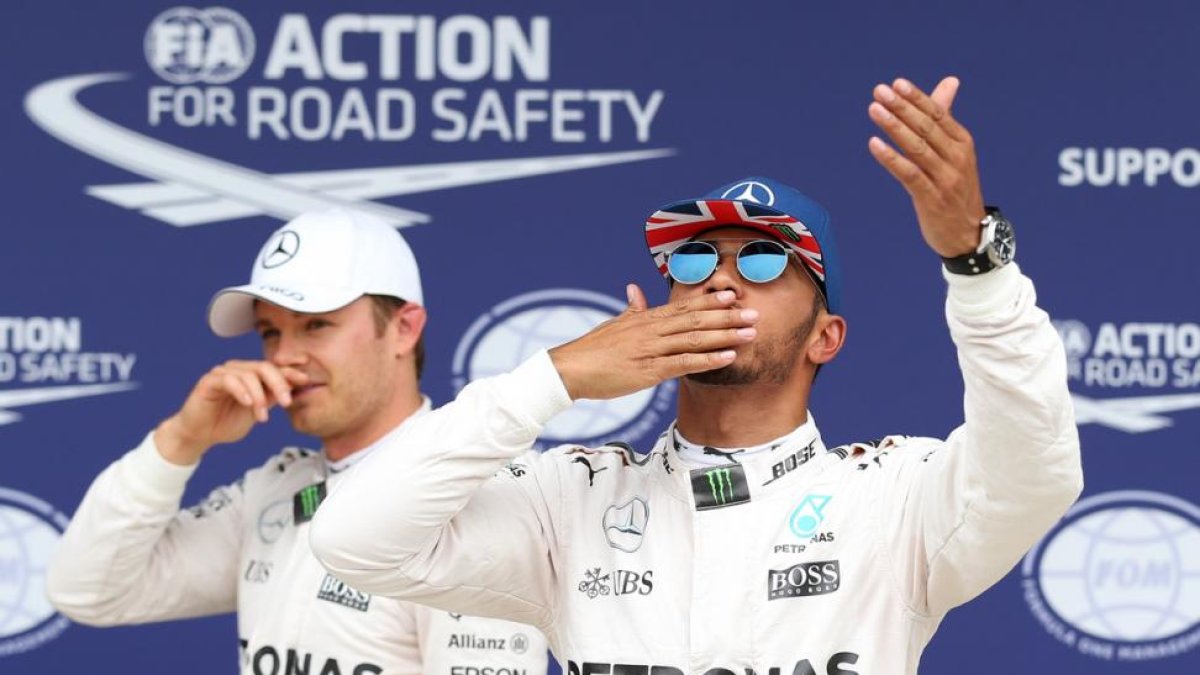 Hamilton y Rosberg saludan a los aficionados tras las calificaciones en Silverstone.