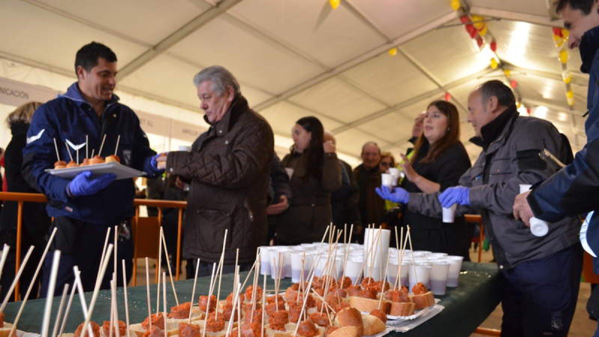 Imagen de una de las degustaciones gratuitas ofrecidas en la Feria de Valencia de Don Juan. MEDINA