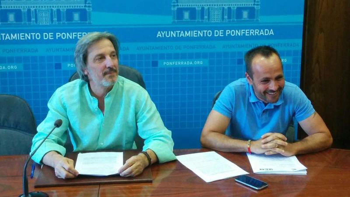 Pedro Muñoz, con uno de los técnicos municipales, ayer en rueda de prensa. R. RAMOS