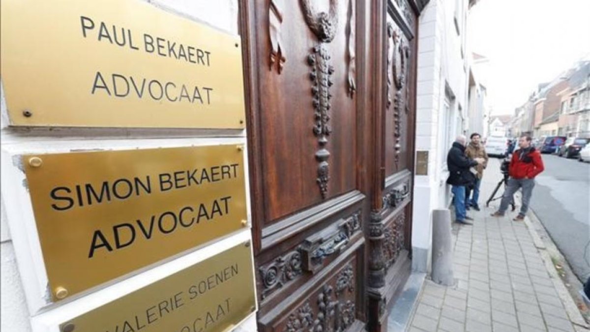 Los periodistas esperan en la puerta del despacho del abogado de Carles Puigdemont en Bélgica, en la localidad de Tielt. / YVES HERMAN (ACN)