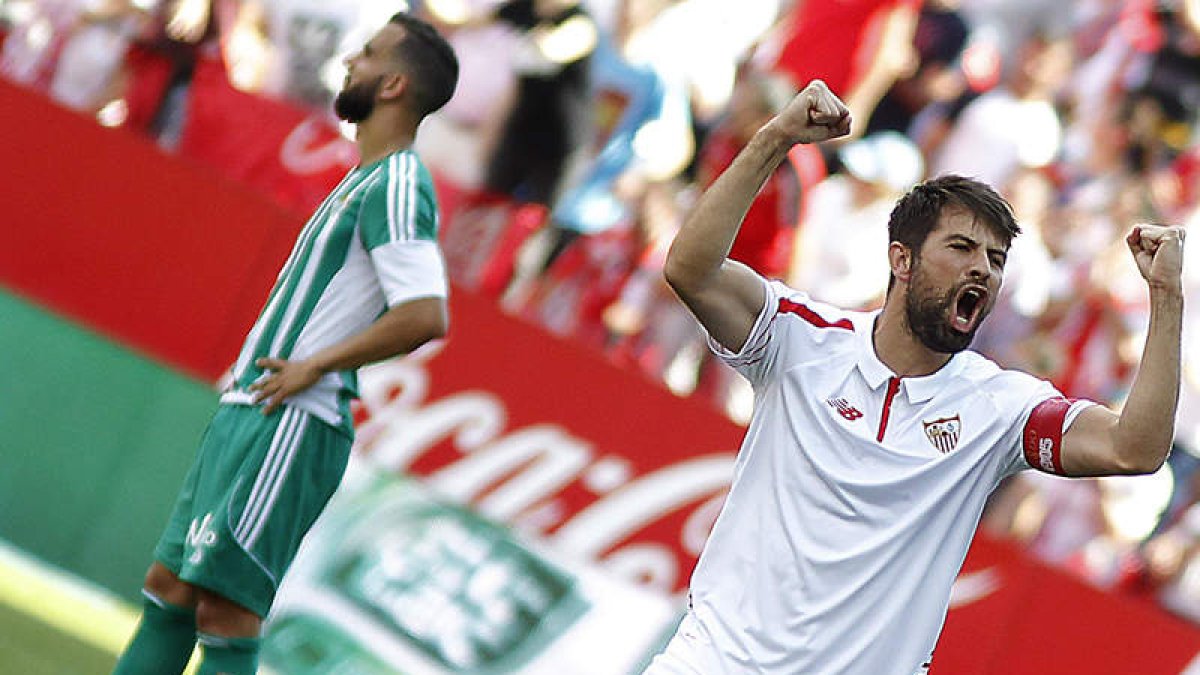 Coke celebra el segundo gol del Sevilla frente al Betis. PACO PUENTES