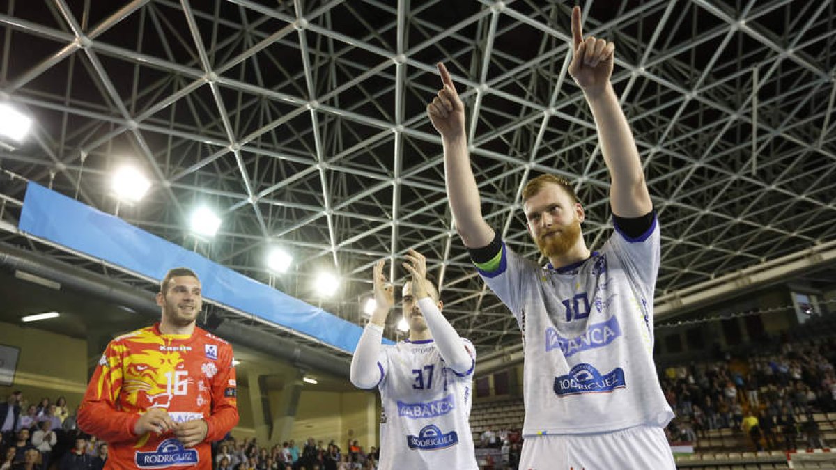Cupara, Costoya y el capitán Piñeiro jugaron ayer su último partido en León con la camiseta del Abanca Ademar. La afición y sus compañeros les brindaron una emotiva ovación cuando terminó el encuentro. JESÚS F. SALVADORES