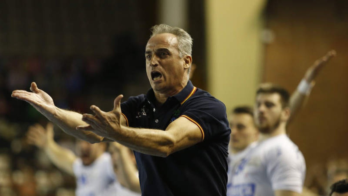 Rafa Guijosa, durante un partido del Abanca Ademar en el Palacio. JESÚS F. SALVADORES