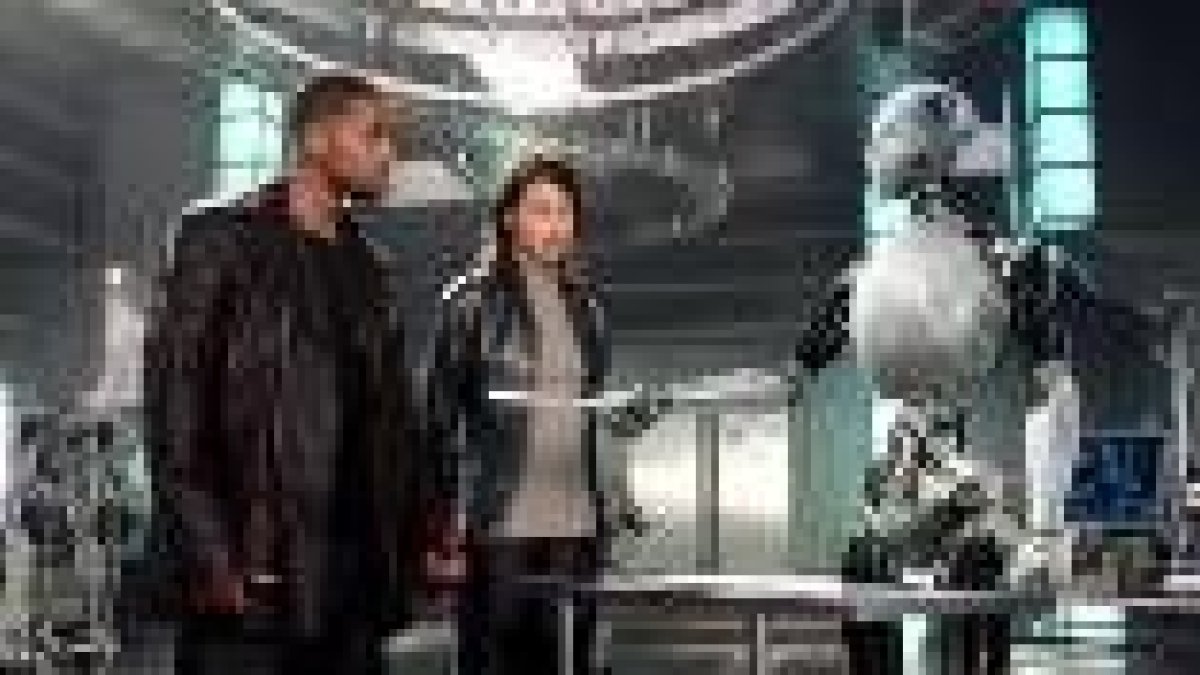 Will Smith y Bridget Moynahan, con el robot rebelde, Sonny