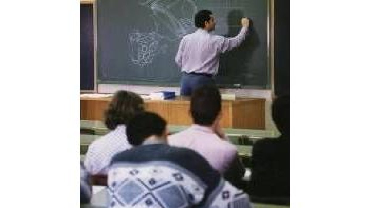 Un profesor impartiendo clase, en una imagen de archivo