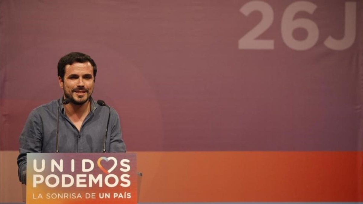 Alberto Garzón, durante su intervención en la noche electoral de Unidos Podemos.