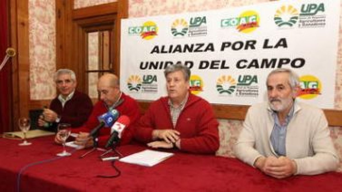 Víctor González, Aurelio Pérez, Julio López y Matías Llorente, ayer en la presentación.